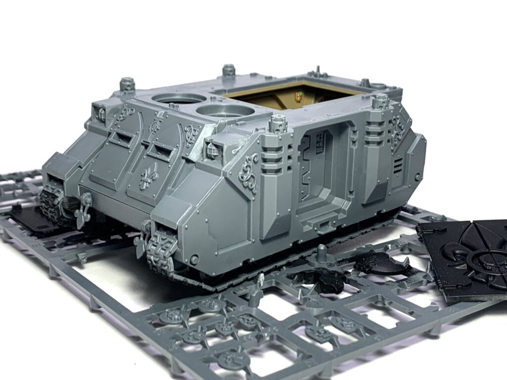 Adepta Sororitas Rhino en plein assemblage