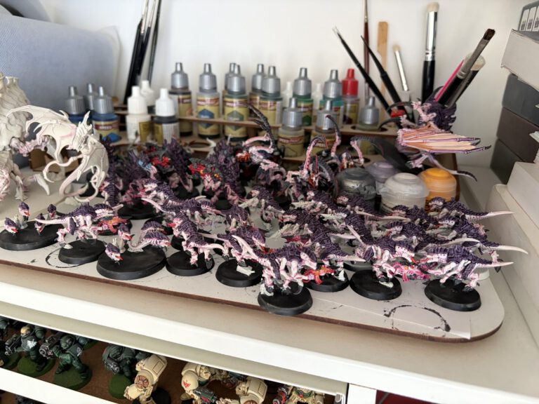 Termagants avec la couche de base rose et les détails noirs