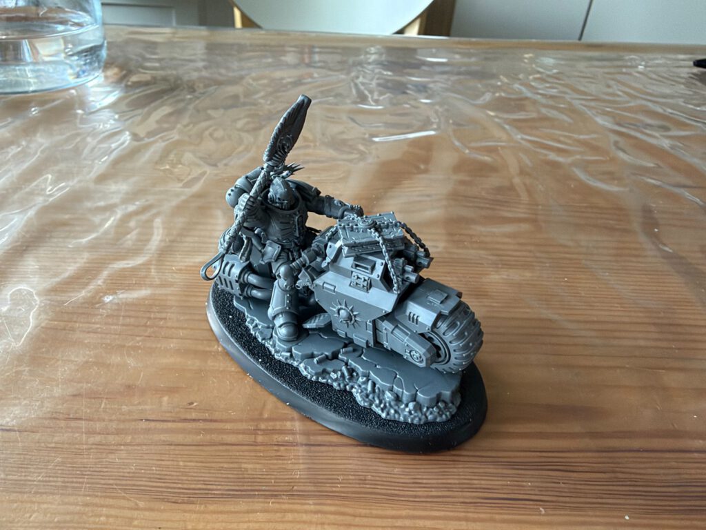 Chapelain Space Marines sur moto, assemblé et non peint